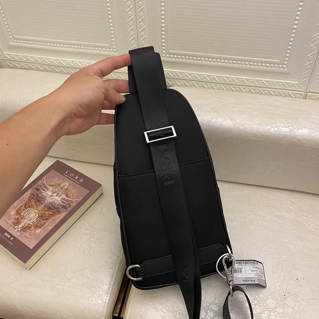 【PRADA 公式 旗艦店】プラダ 胸ポケット当日出荷 好評に付き再入荷！29*17*6.5CM