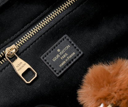 LouisVuitton モノグラムが鮮やかで牛革のオーストリッチ柄との組み合わせがおしゃれですよ～