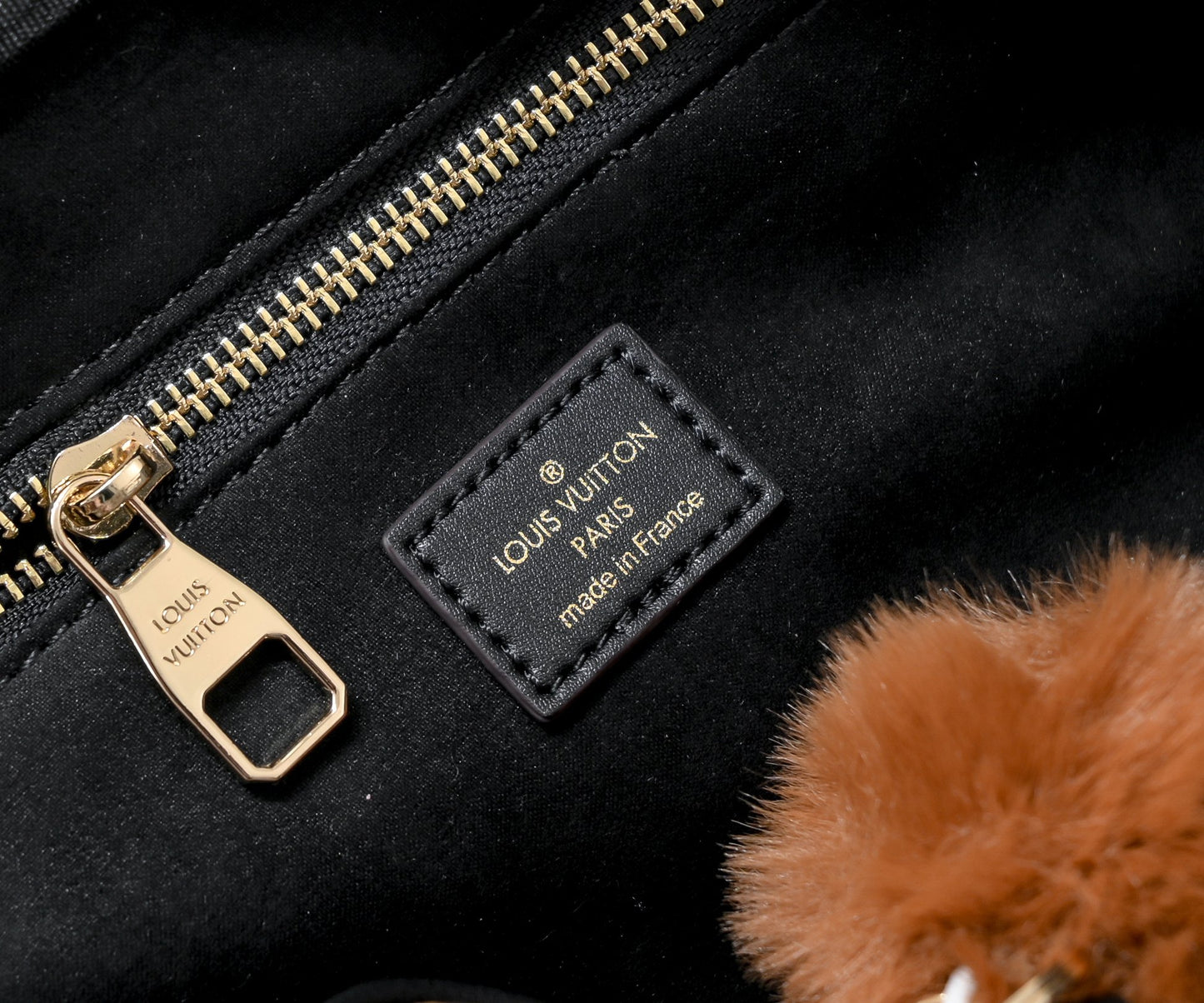 LouisVuitton モノグラムが鮮やかで牛革のオーストリッチ柄との組み合わせがおしゃれですよ～