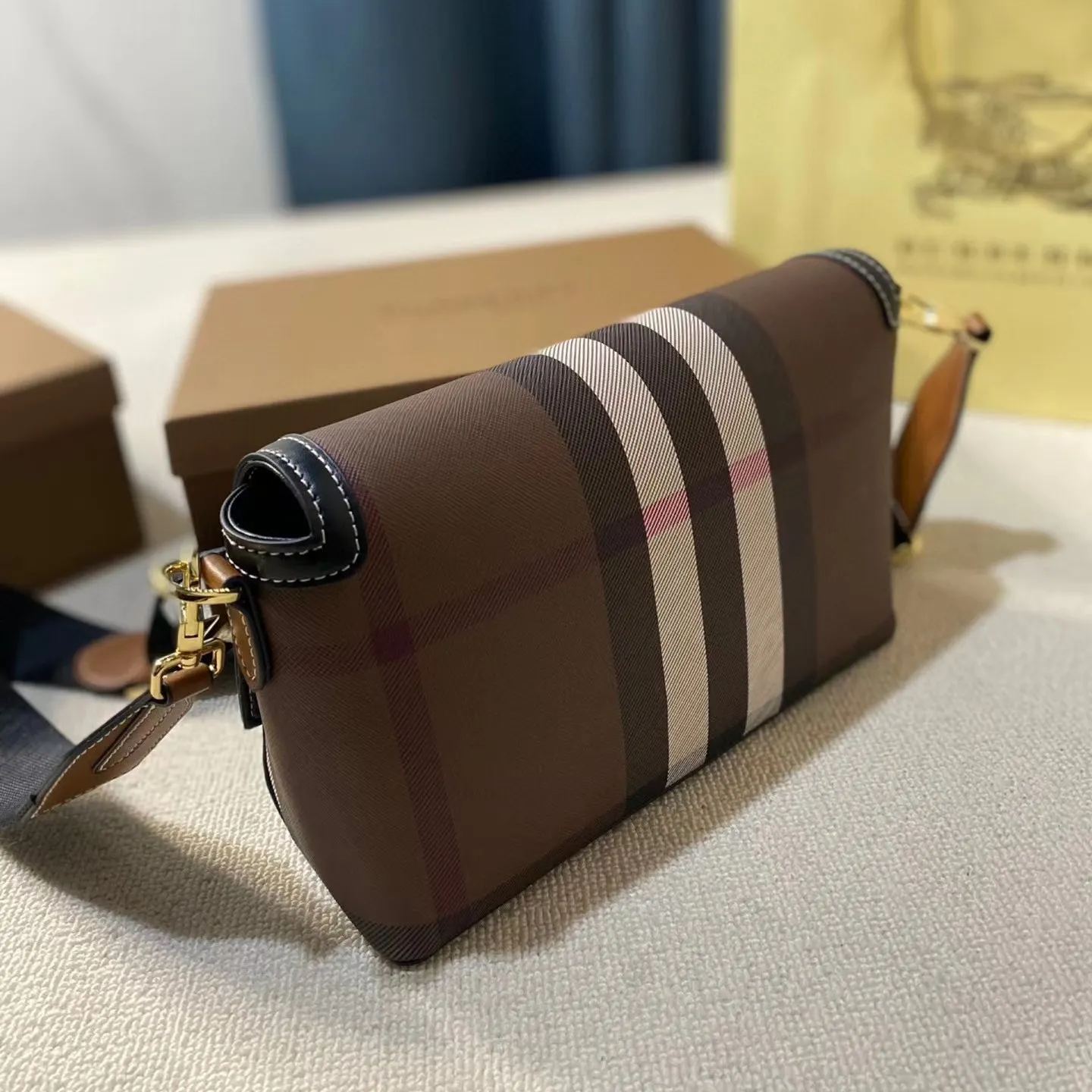 【◎VIP価格◎】Burberry noteショルダーバッグ