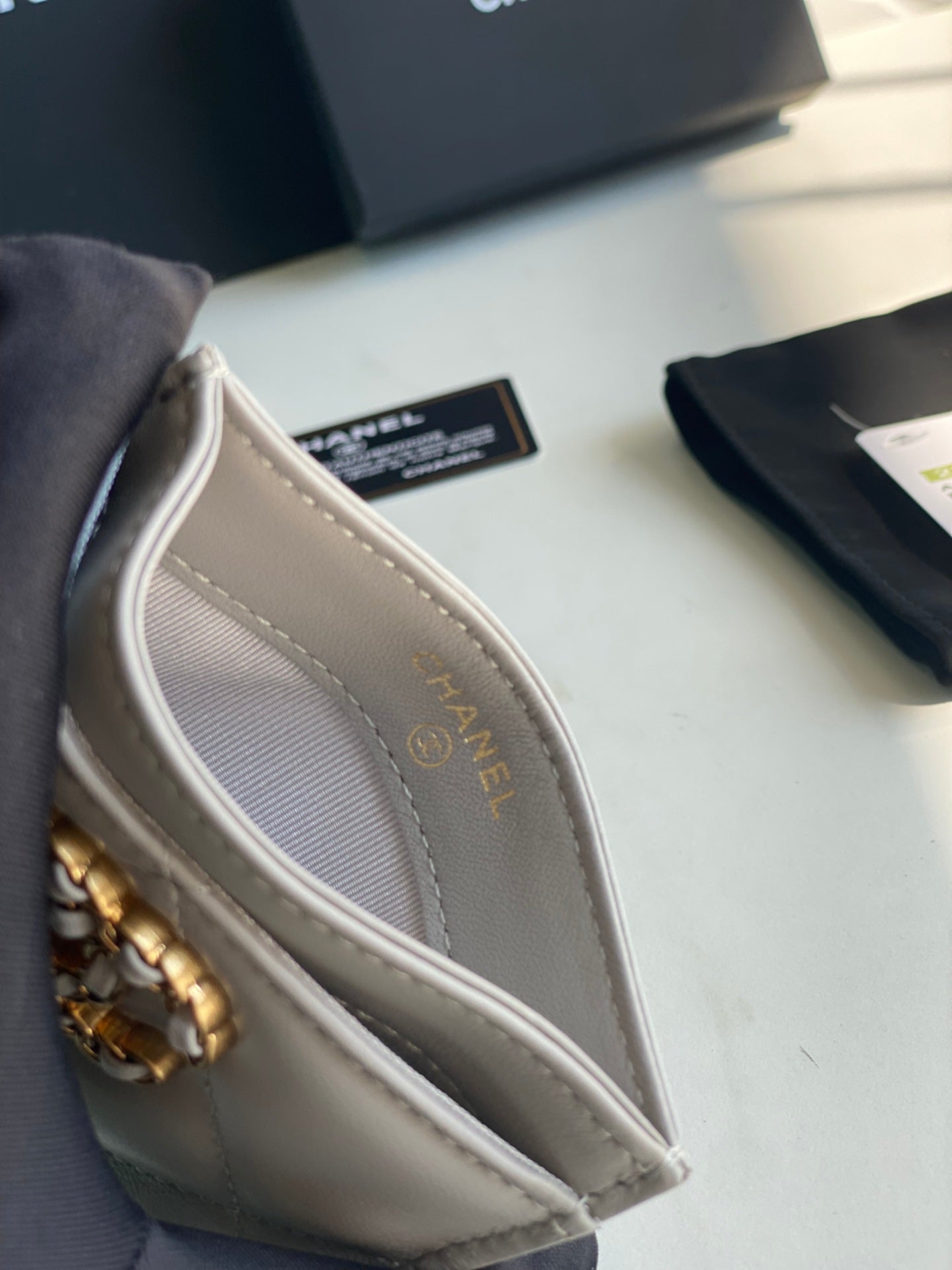 CHANEL 19 CARD HOLDER AP1167