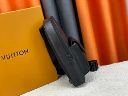 Louis Vuitton このパイロット ショルダー バッグは、クラシックなテイクオフ バックパックのデザインを参考にしています M23736 M23765