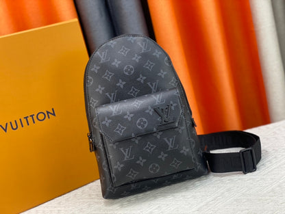 Louis Vuitton このパイロット ショルダー バッグは、クラシックなテイクオフ バックパックのデザインを参考にしています M23736 M23765