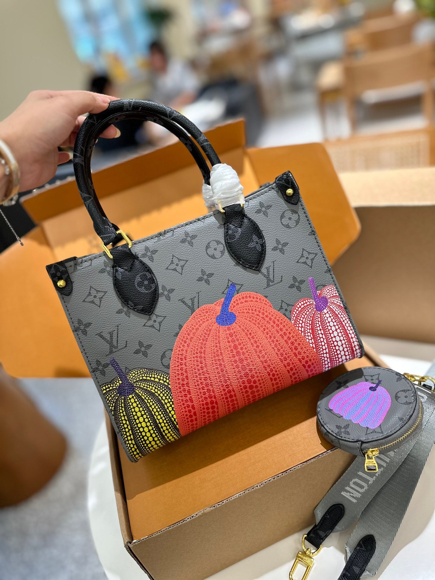 L&V x YK mini onthego ハンドバッグ 25*19*11.5cm