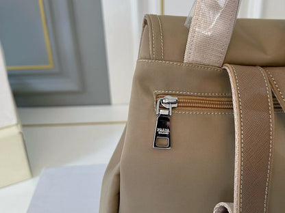 【PRADA 公式 旗艦店】プラダ リュックサック当日出荷 好評に付き再入荷！27*30CM 240719