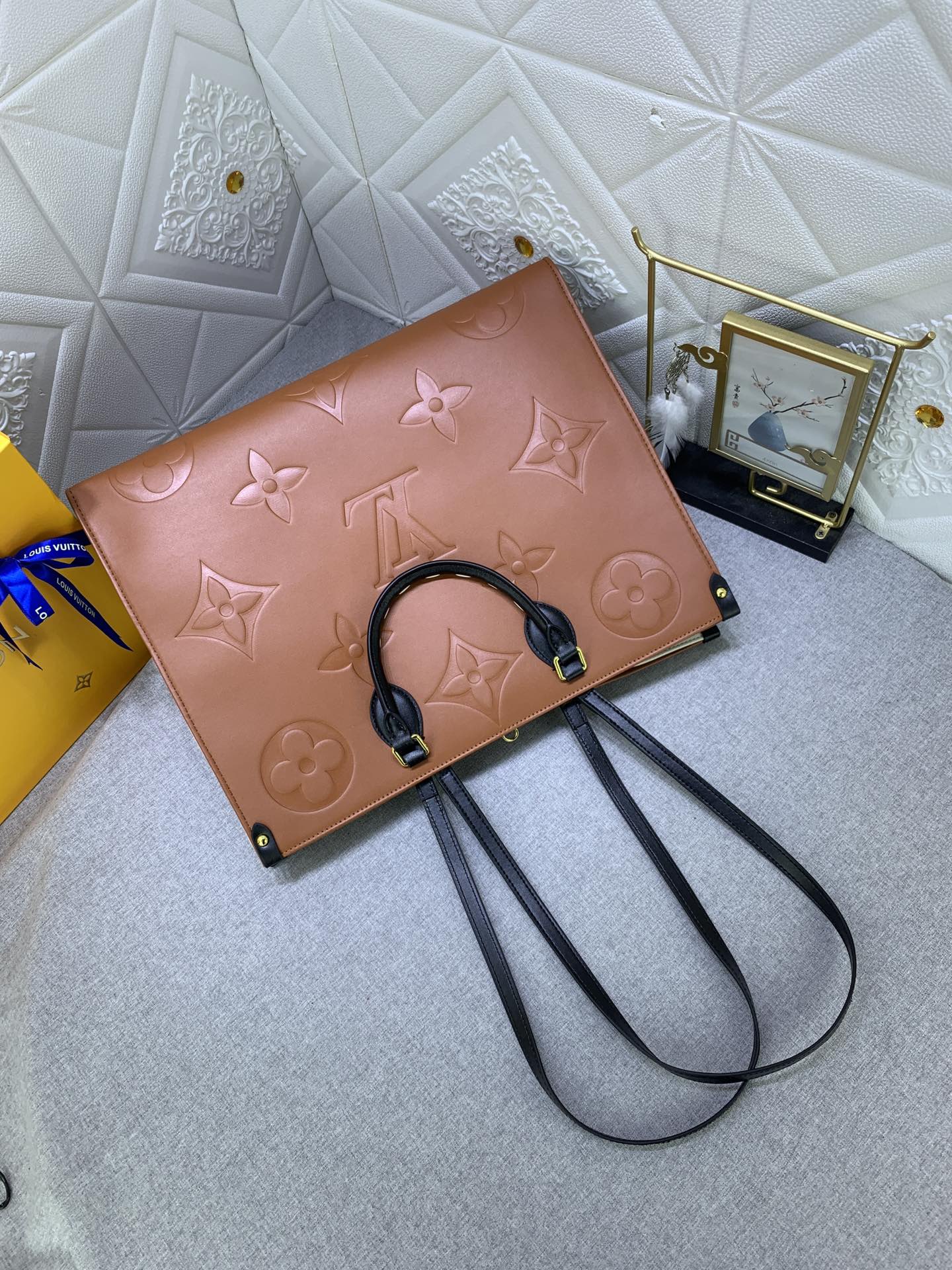 Louis Vuitton(ルイヴィトン)新作モデルが登場【LV CRAFTY ONTHEGO ハンドバッグ】