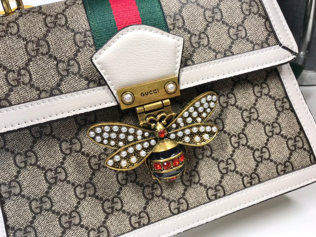 Gucci ホワイトビー フラップバッグ