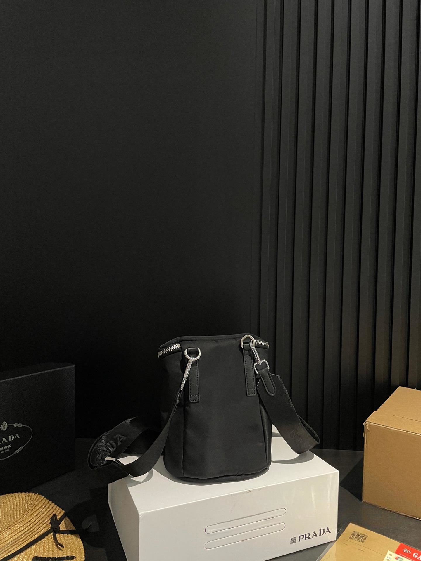 【PRADA 公式 旗艦店】プラダ 斜めがけバッグ 当日出荷 好評に付き再入荷！20*16CM 240719