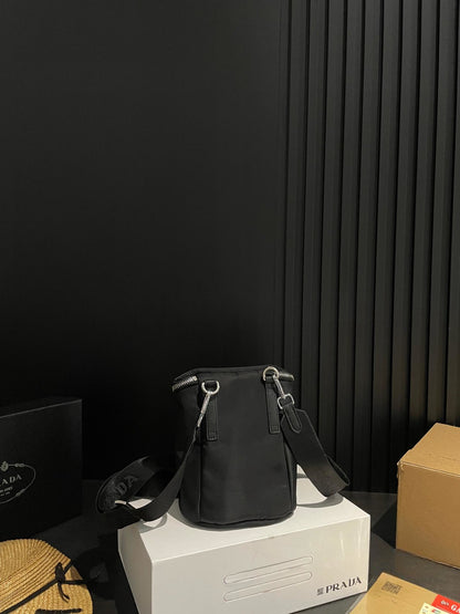 【PRADA 公式 旗艦店】プラダ 斜めがけバッグ 当日出荷 好評に付き再入荷！20*16CM 240719