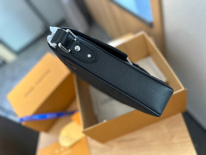 Louis Vuitton　MESSENGER エンベロップ ポーチ　ボディバッグ 28