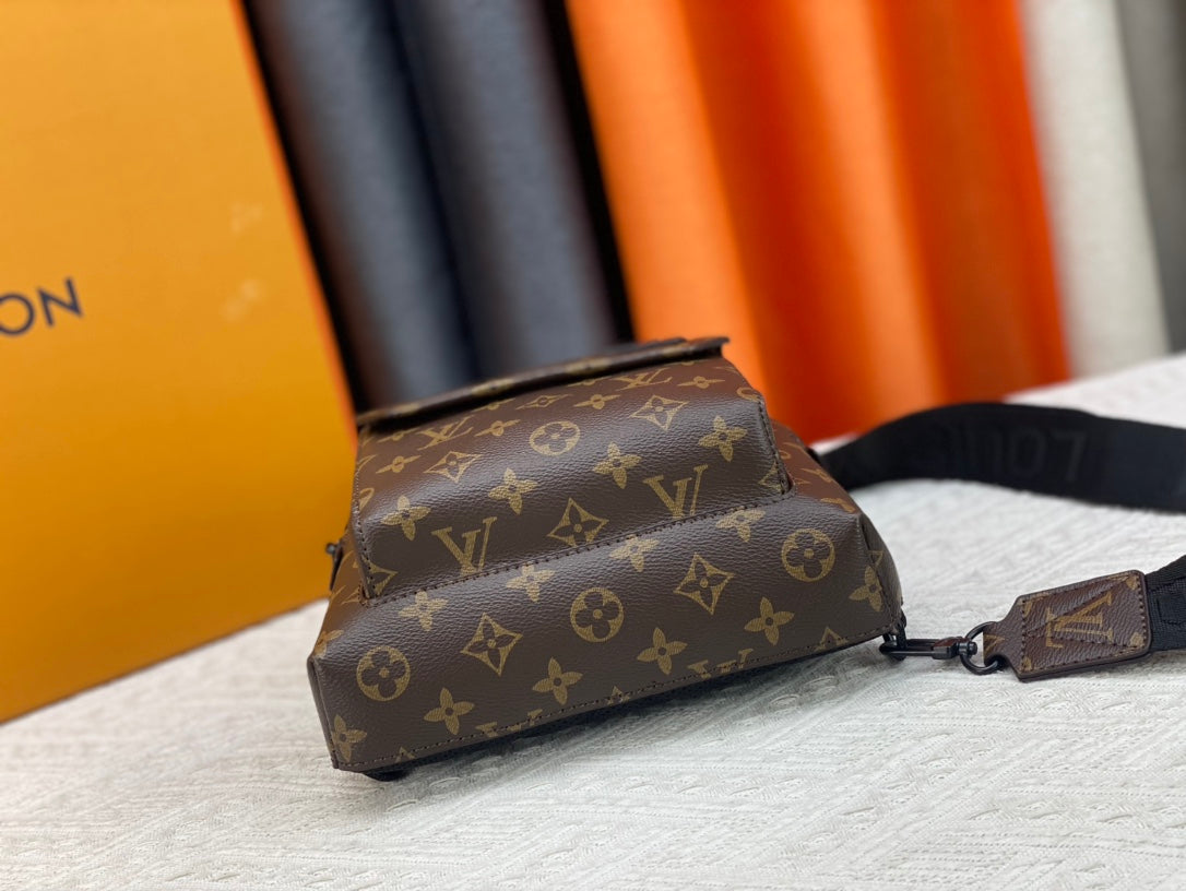Louis Vuitton このパイロット ショルダー バッグは、クラシックなテイクオフ バックパックのデザインを参考にしています M23736 M23765