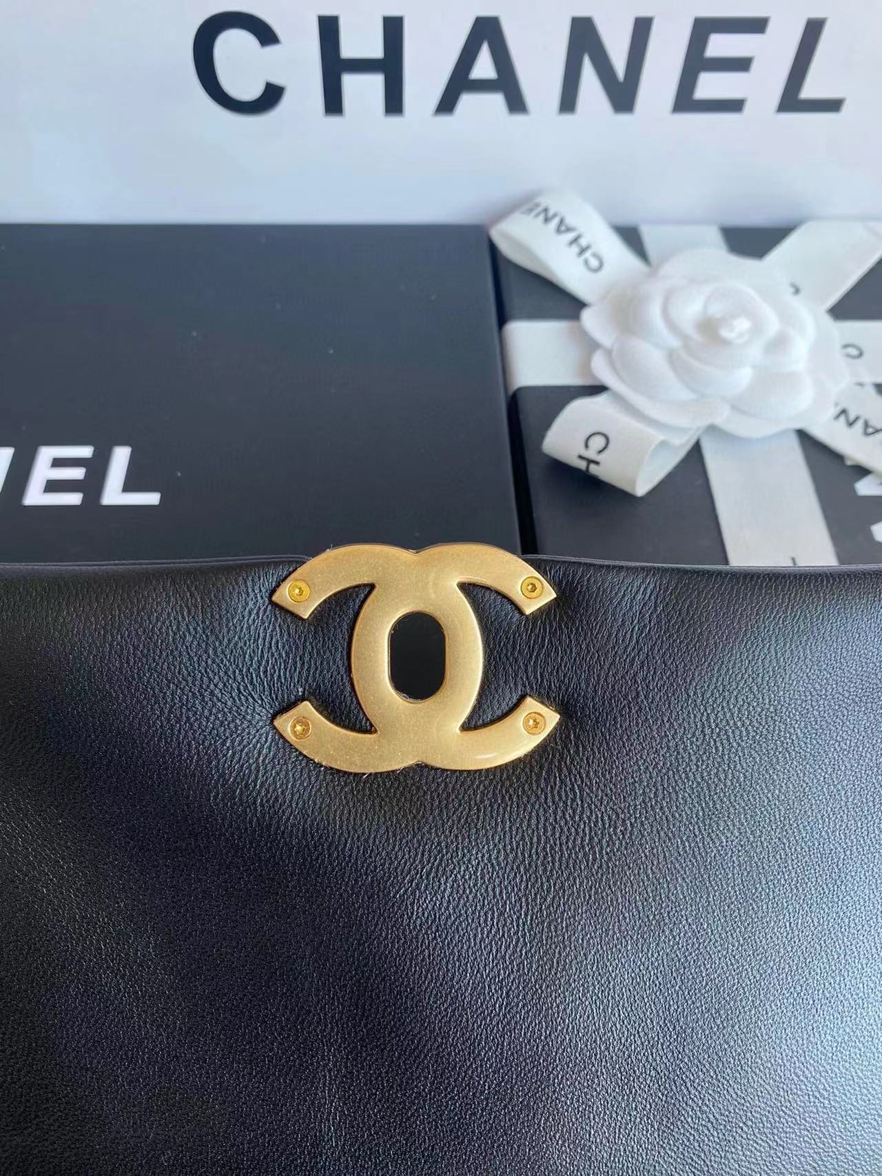 CHANEL 19 MAXI