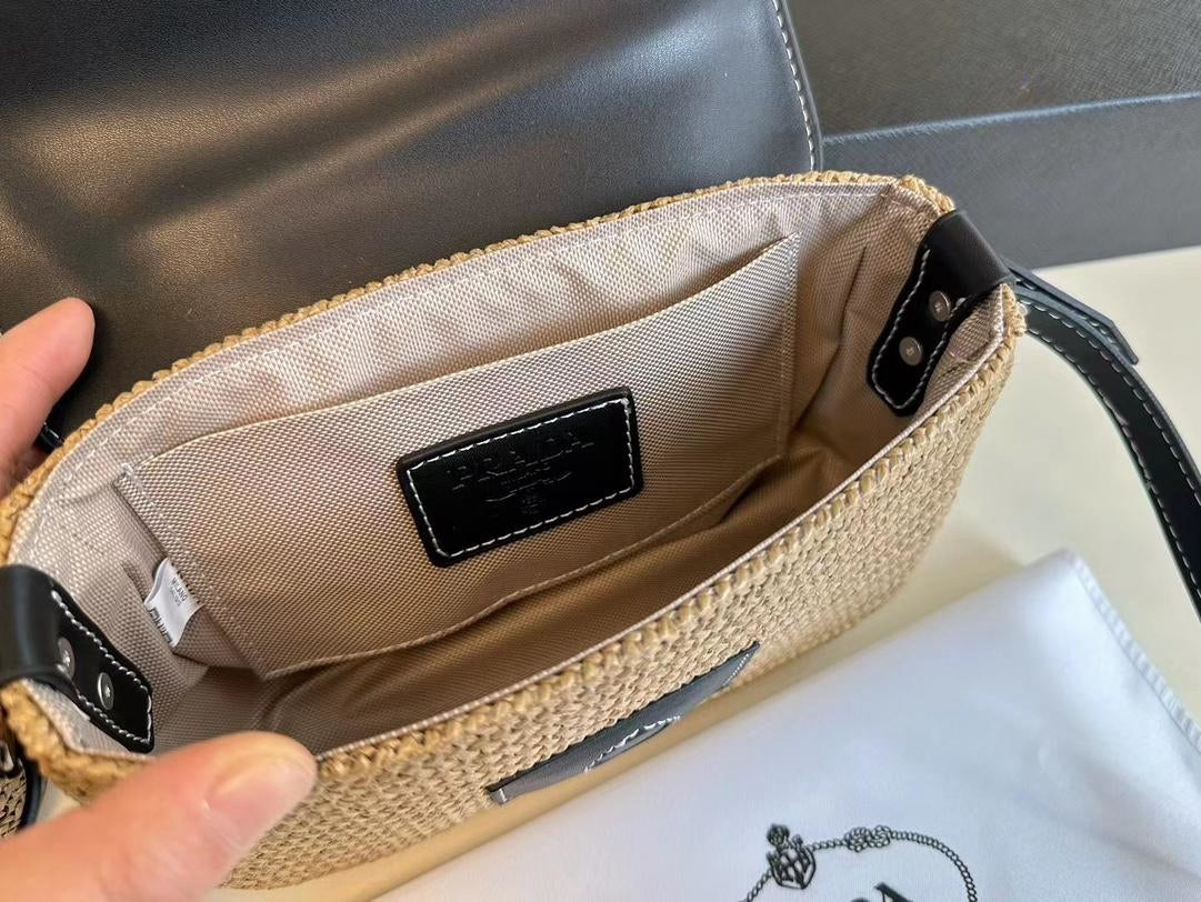 【PRADA 公式 旗艦店】プラダ 斜めがけバッグ 当日出荷 好評に付き再入荷！26*16CM 240719