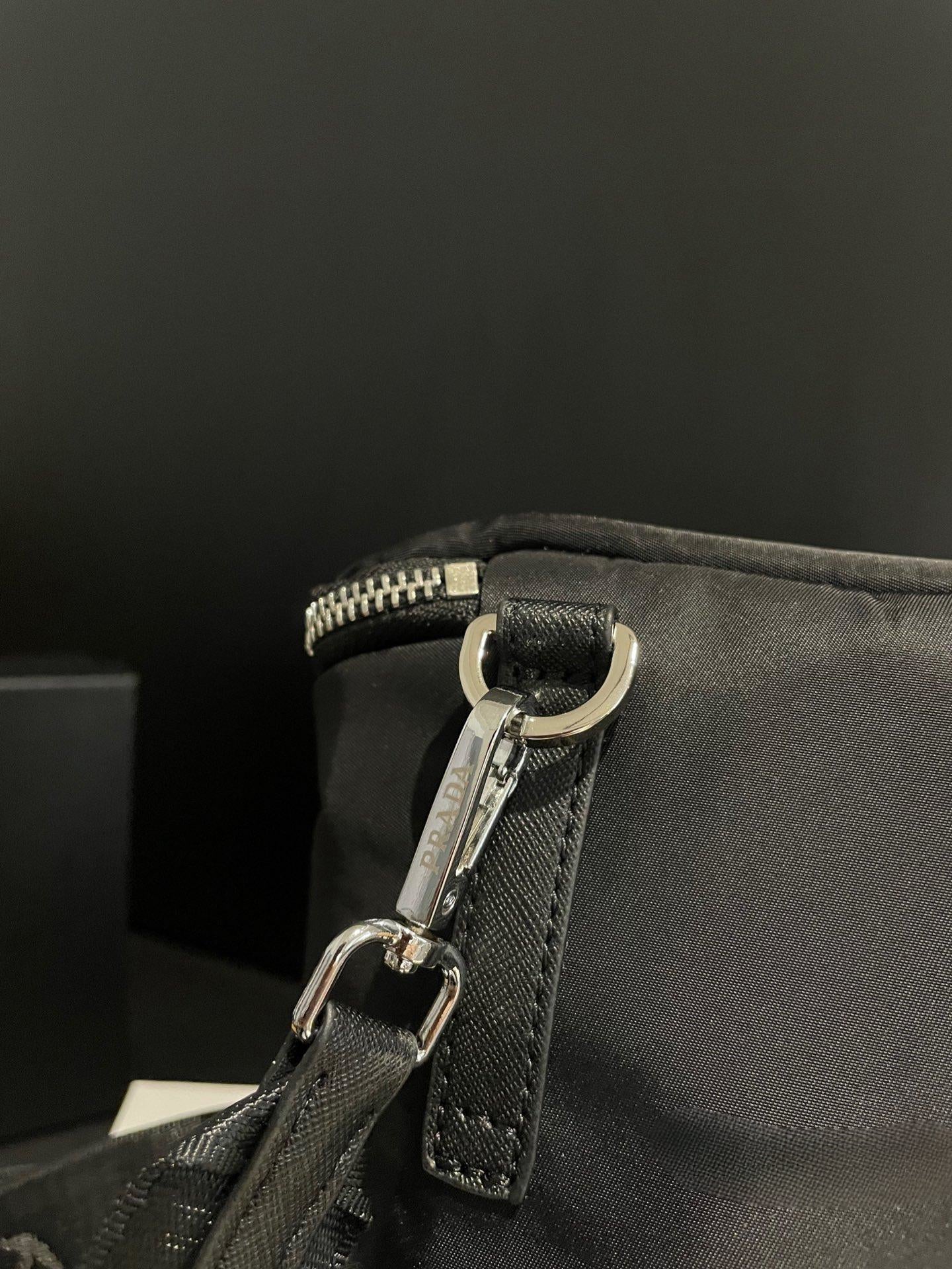 【PRADA 公式 旗艦店】プラダ 斜めがけバッグ 当日出荷 好評に付き再入荷！20*16CM 240719