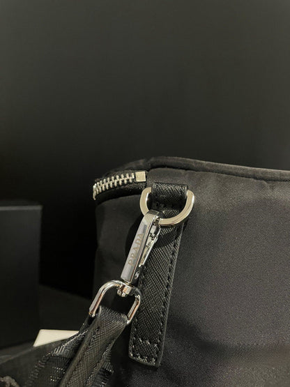 【PRADA 公式 旗艦店】プラダ 斜めがけバッグ 当日出荷 好評に付き再入荷！20*16CM 240719