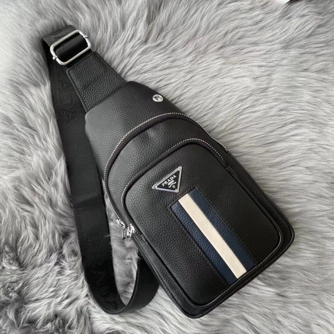 【PRADA 公式 旗艦店】プラダ 胸ポケット当日出荷 好評に付き再入荷！32*18*6CM