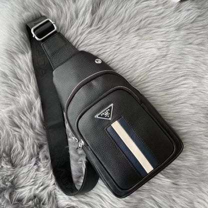 【PRADA 公式 旗艦店】プラダ 胸ポケット当日出荷 好評に付き再入荷！32*18*6CM