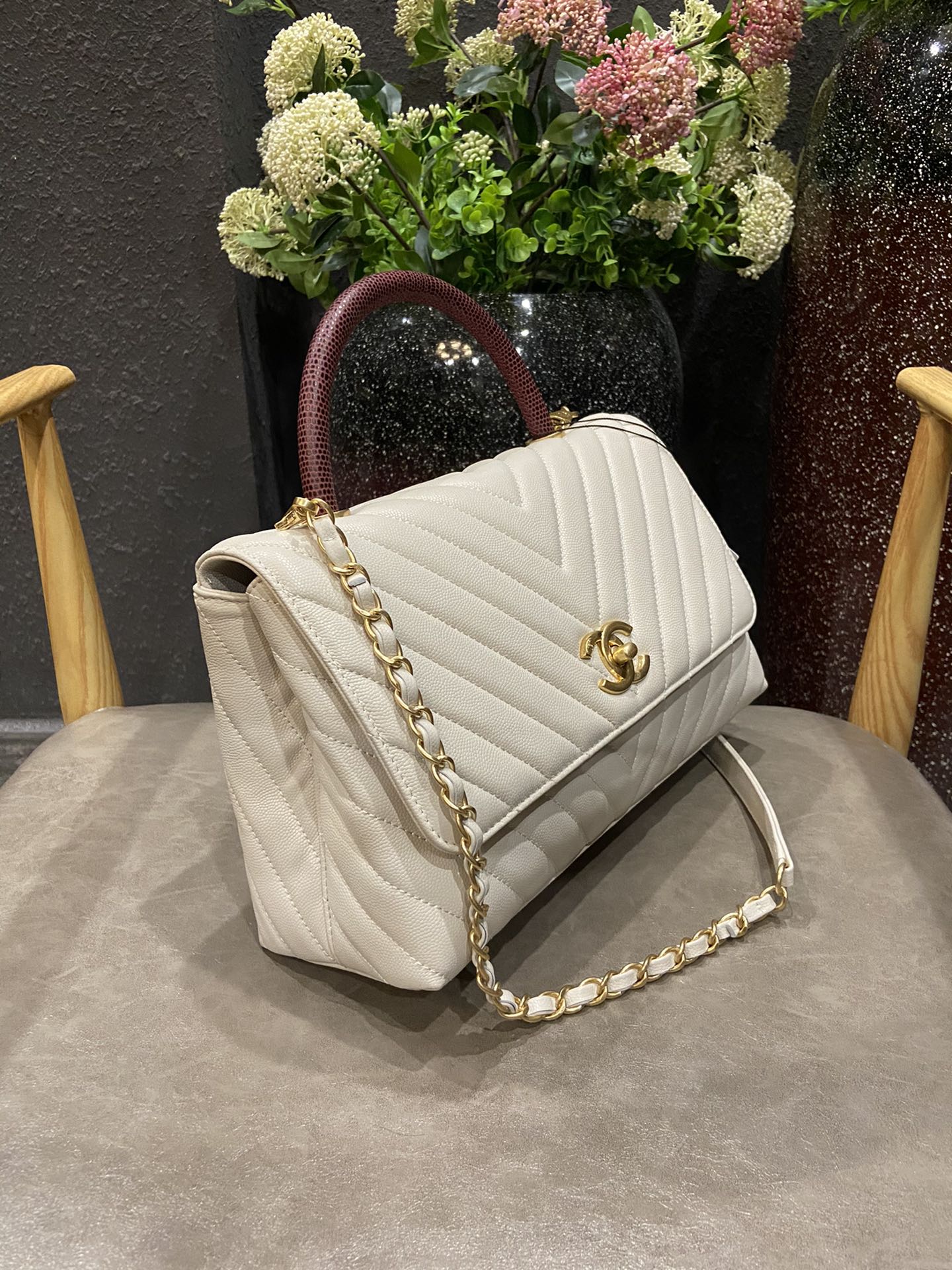 Chanel Cowhide handbag 92991