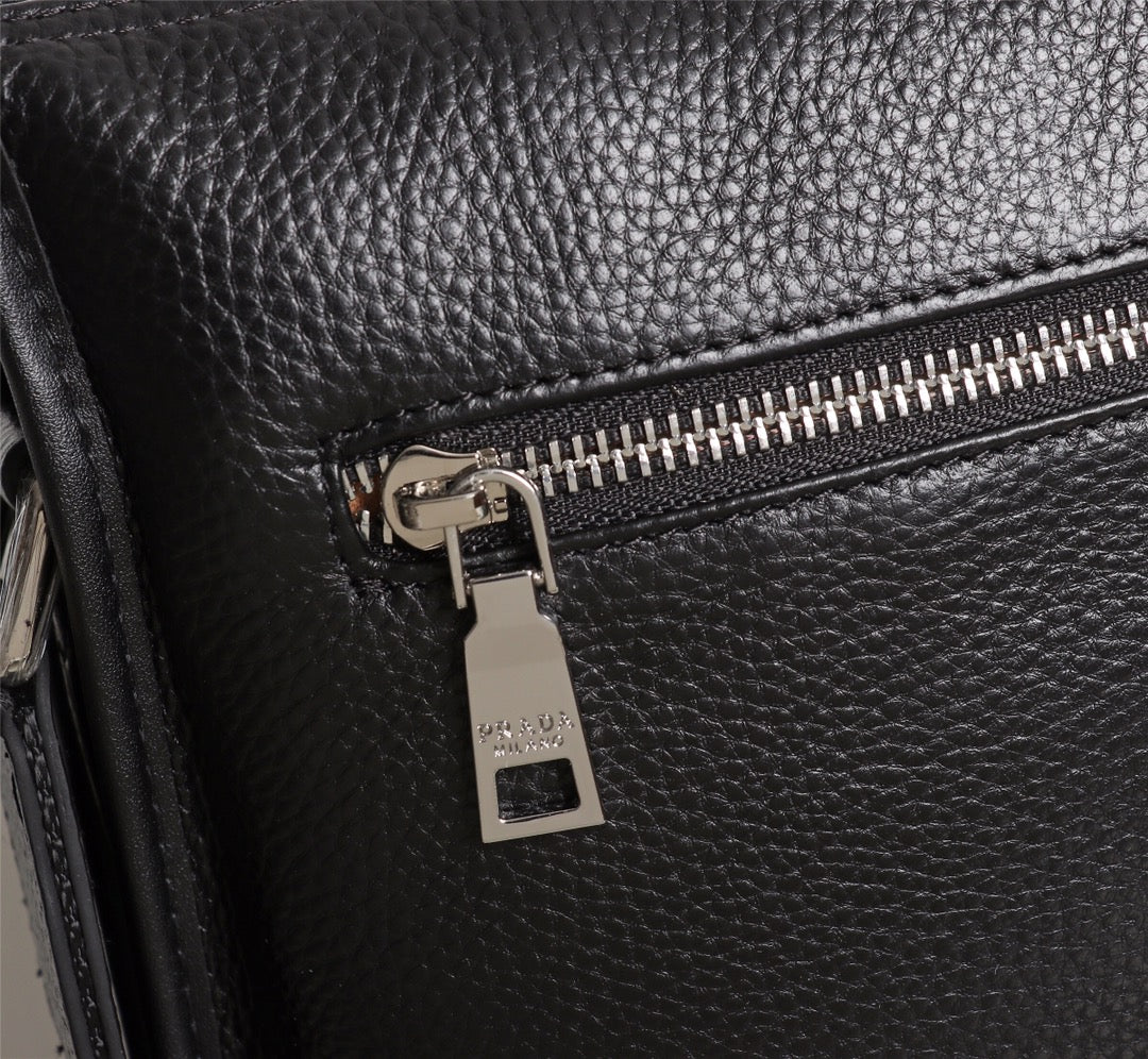 【PRADA 公式 旗艦店】プラダ 斜めがけバッグ 当日出荷 好評に付き再入荷！33*25*6CM