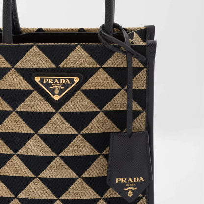 【PRADA】雑誌掲載！藤井夏恋さんが持っている大ヒットのプラダ新作バッグ「シンボル」！