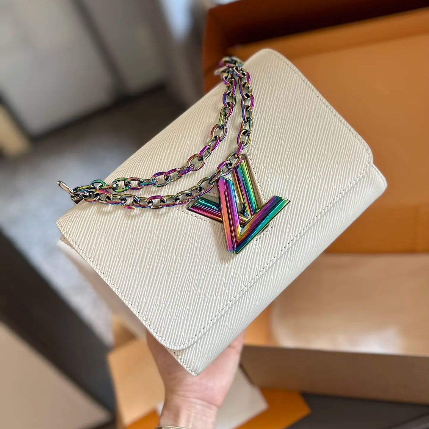 ★Louis Vuitton★ネオクラシカルなツイストミディアムバッグの登場です