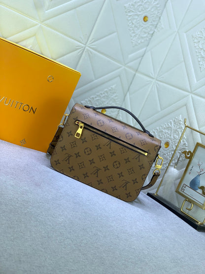 LouisVuitton モノグラムキャンバスボディにグレイン牛革のレオパードパッチ付き M47203 M40780