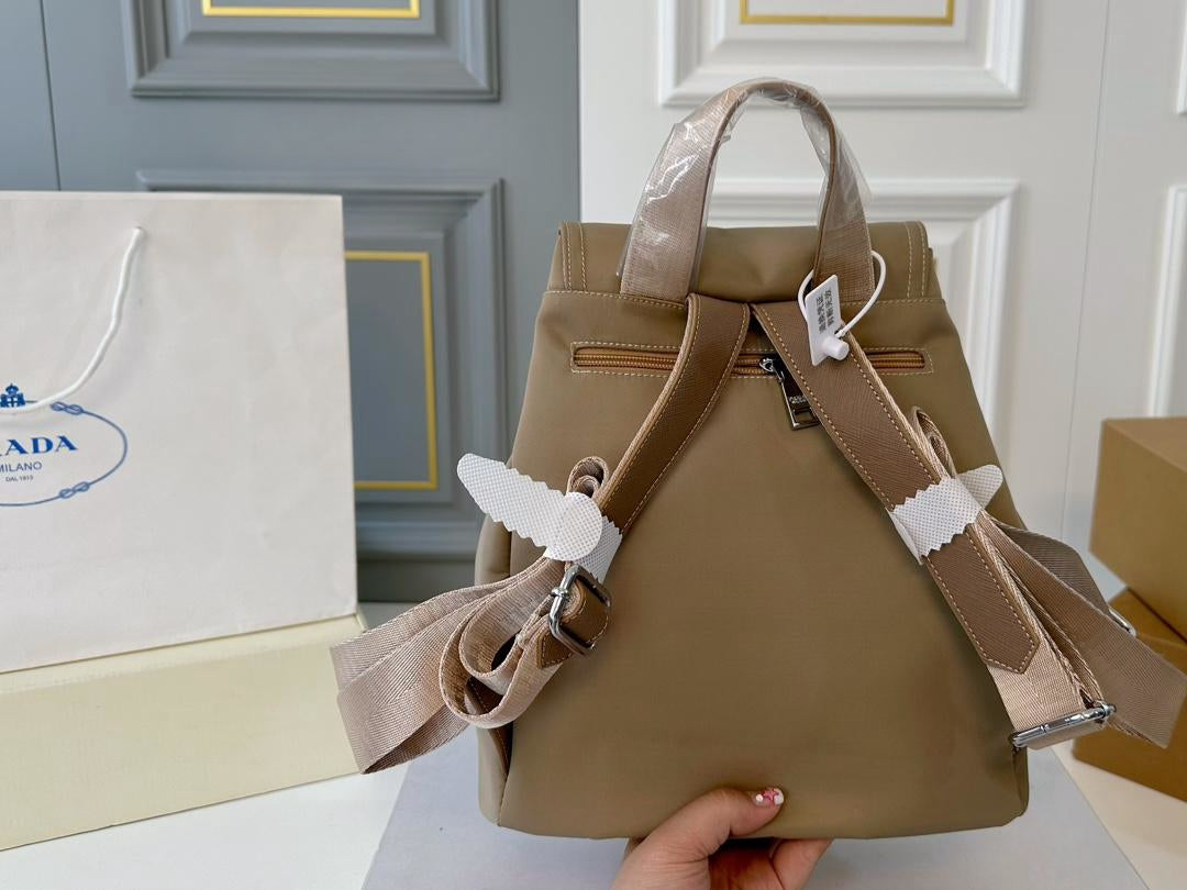 【PRADA 公式 旗艦店】プラダ リュックサック当日出荷 好評に付き再入荷！27*30CM 240719