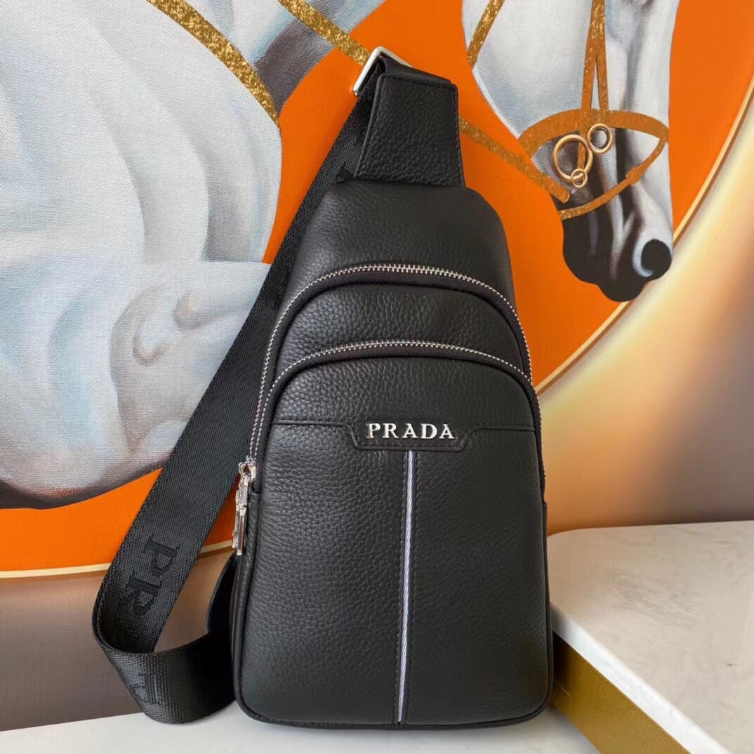 【PRADA 公式 旗艦店】プラダ 胸ポケット当日出荷 好評に付き再入荷！29*17*5.5CM