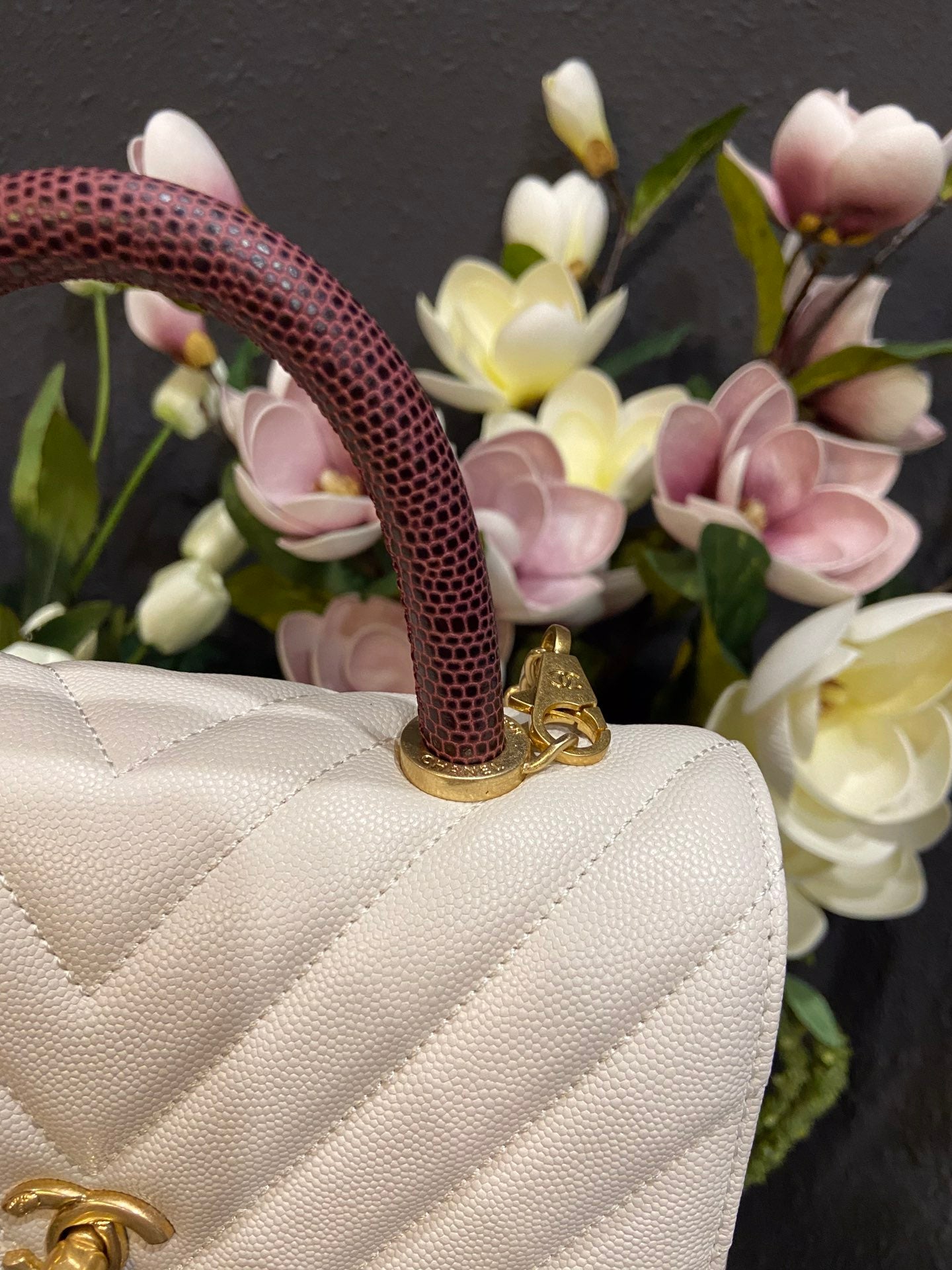 Chanel Cowhide handbag A92990