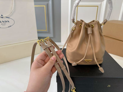 【PRADA 公式 旗艦店】プラダ ハンドバッグ 当日出荷 好評に付き再入荷！16*19CM 240719