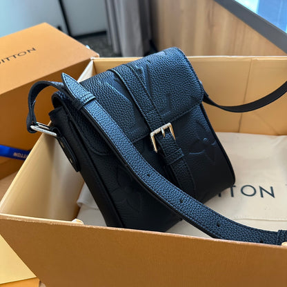 Louis Vuitton　エンベロップ ポーチ　ボディバッグ