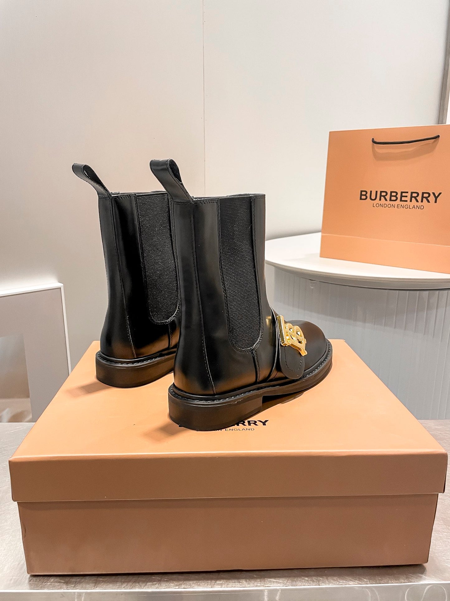 BURBERRY【バーバリー】新作ショートブーツが登場