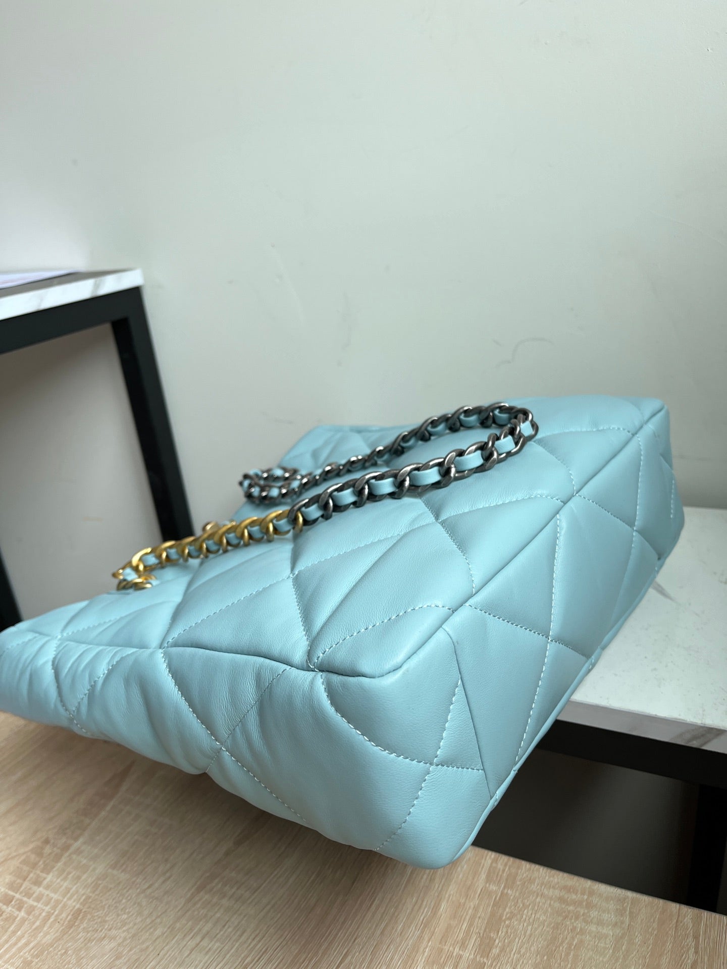 CHANEL 19 SHOPPING BAG 3519