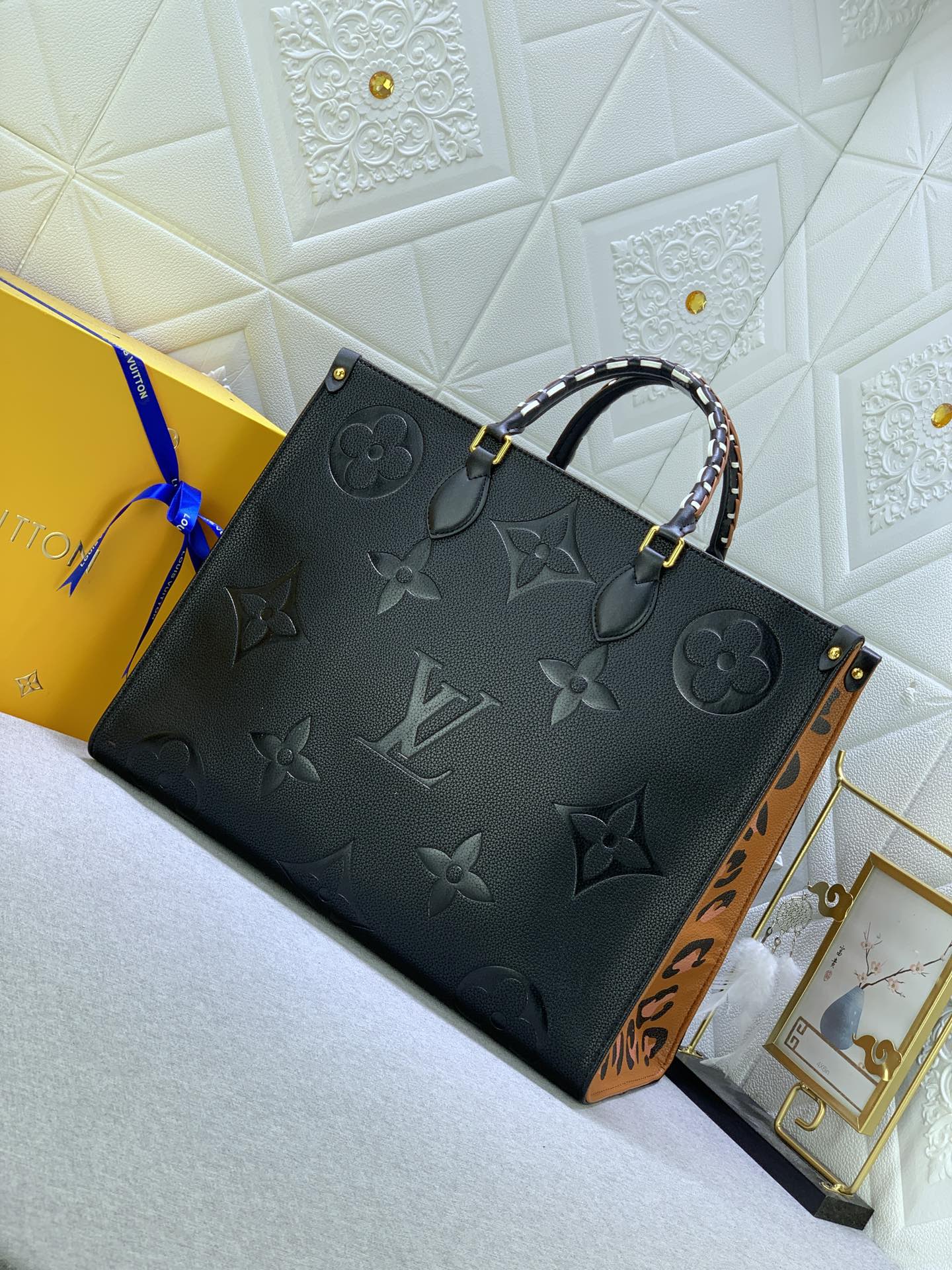 Louis Vuitton(ルイヴィトン)新作モデルが登場【LV CRAFTY ONTHEGO ハンドバッグ】