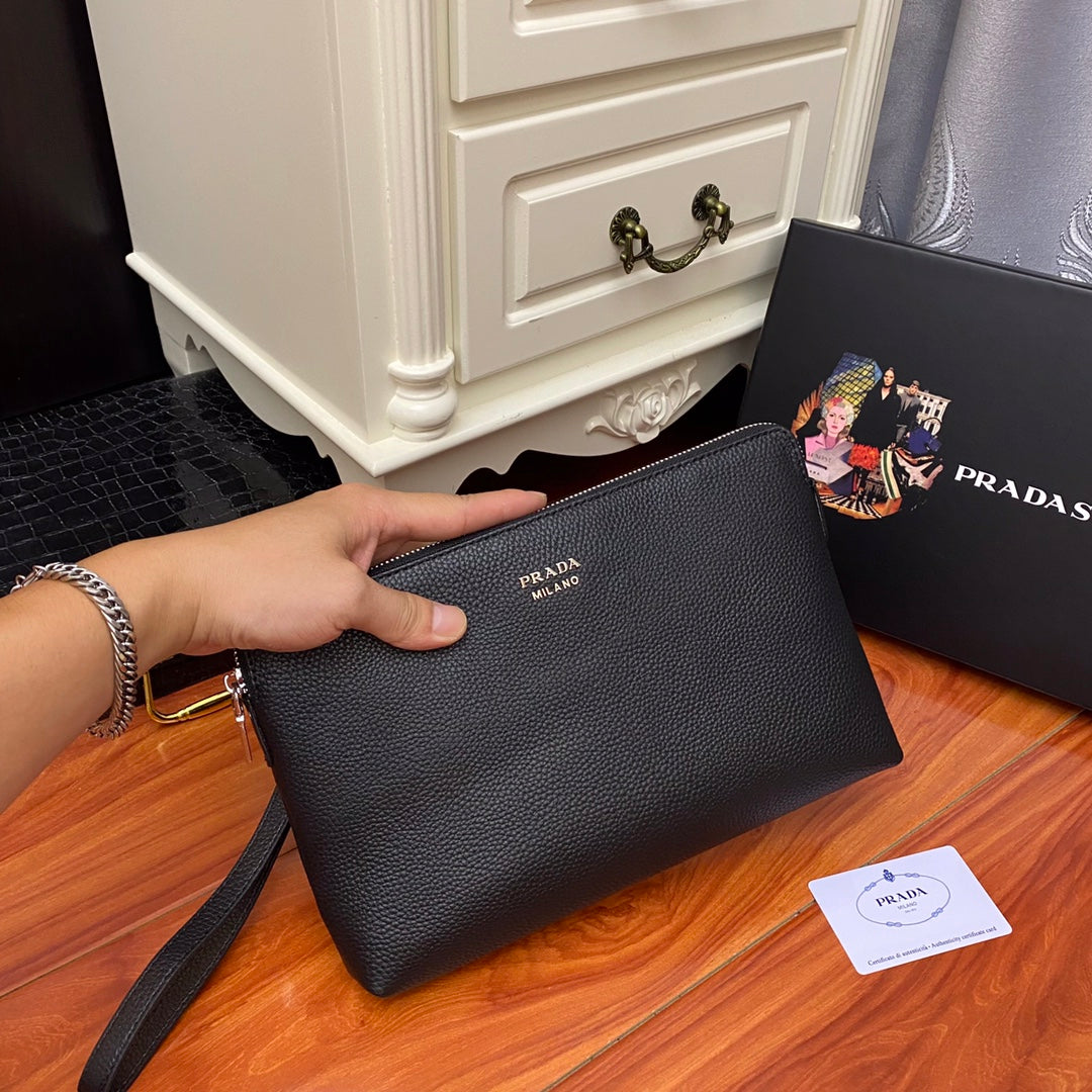 【PRADA 公式 旗艦店】プラダ クラッチバッグ 当日出荷 好評に付き再入荷！ 黒 28*18*1CM