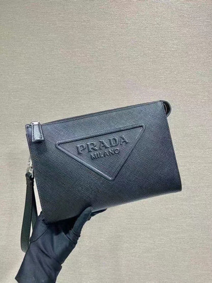 【PRADA 公式 旗艦店】プラダ クラッチバッグ 当日出荷 好評に付き再入荷！ 黒 28*18*1CM