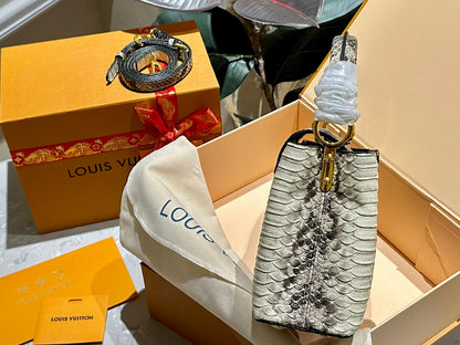 【Louis Vuitton 】カプシーヌのパイソン柄のかっこよさにこだわり、LVはカプシーヌを「レディースバッグ」と位置付ける