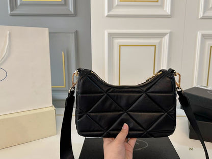 【PRADA 公式 旗艦店】プラダ 斜めがけバッグ 当日出荷 好評に付き再入荷！26*13CM 240719