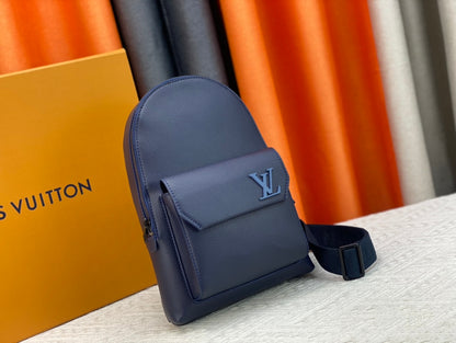 Louis Vuitton このパイロット ショルダー バッグは、クラシックなテイクオフ バックパックのデザインを参考にしています M23736 M23765