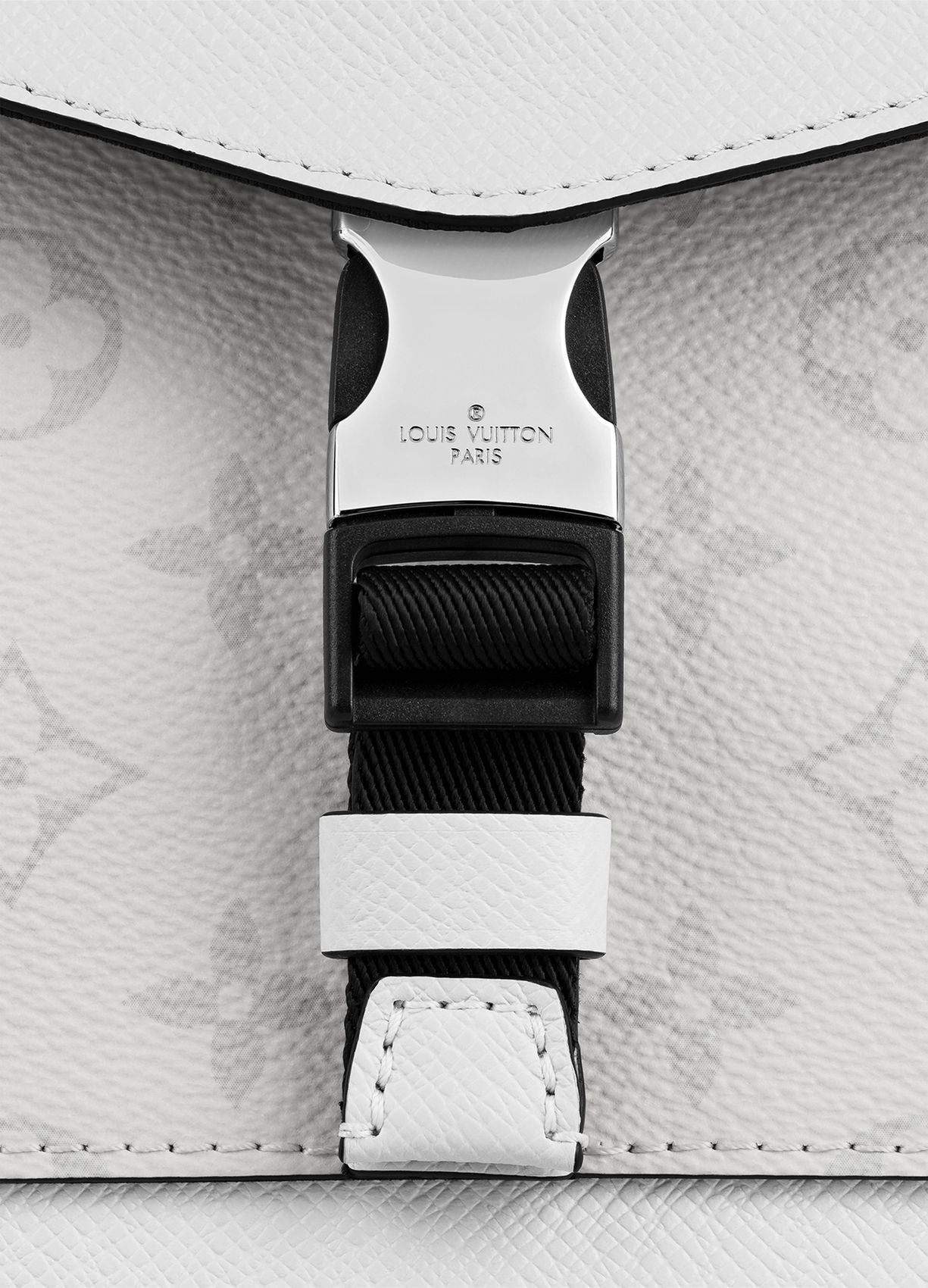 *LV*メンズ アウトドアフラップ モノグラムショルダーバッグ