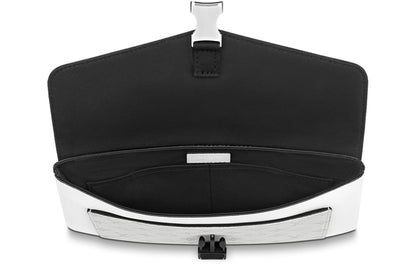 *LV*メンズ アウトドアフラップ モノグラムショルダーバッグ