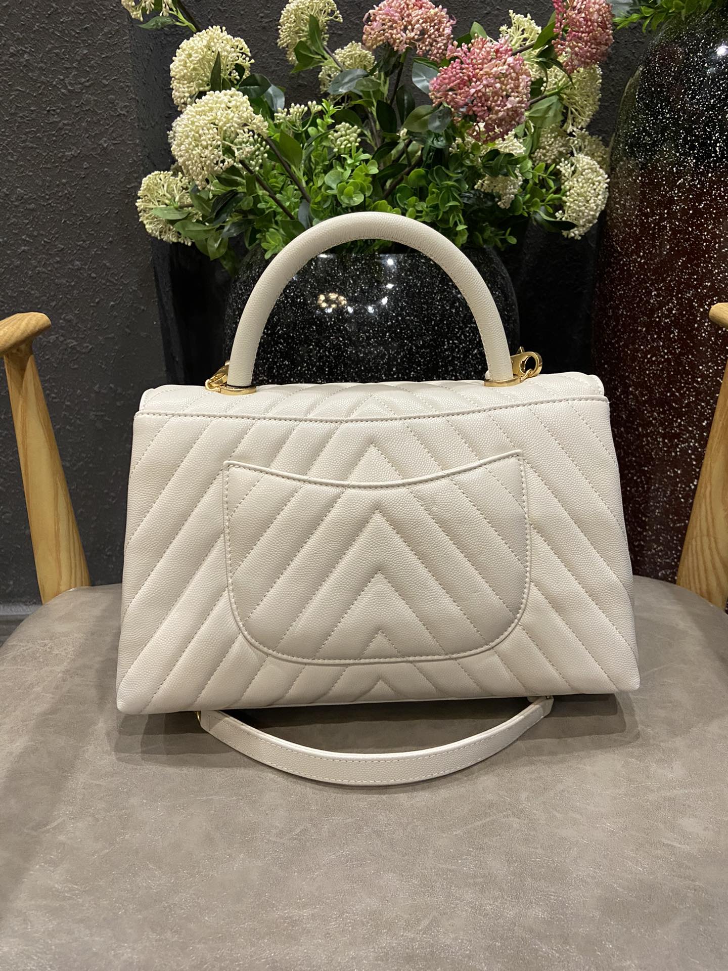 Chanel Cowhide handbag Large 92991