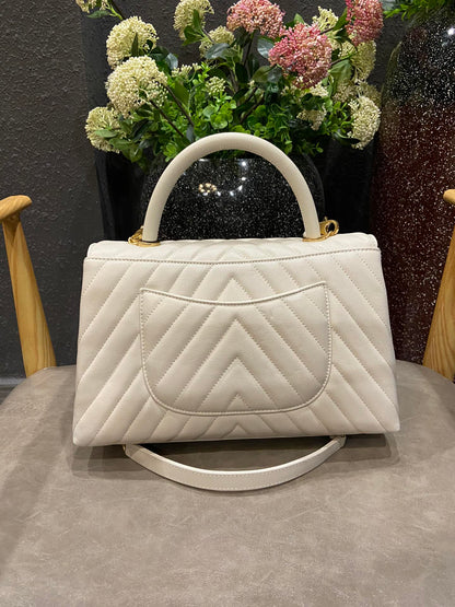 Chanel Cowhide handbag Large 92991