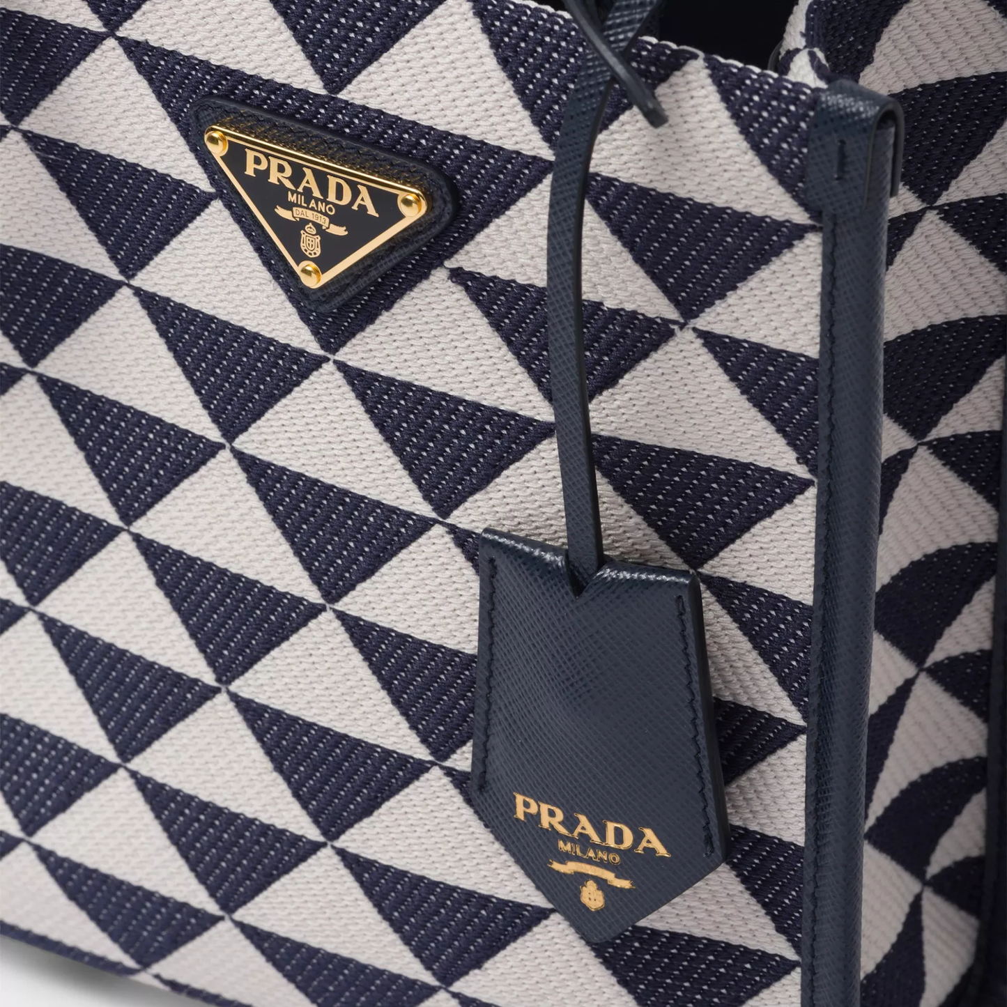 【PRADA】雑誌掲載！藤井夏恋さんが持っている大ヒットのプラダ新作バッグ「シンボル」！