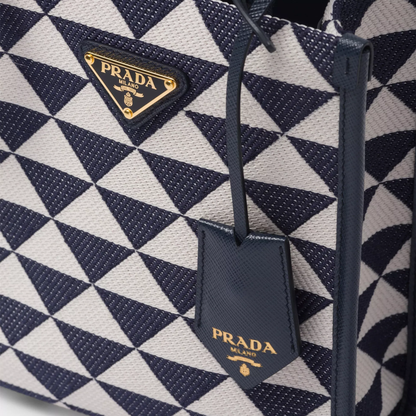 【PRADA】雑誌掲載！藤井夏恋さんが持っている大ヒットのプラダ新作バッグ「シンボル」！