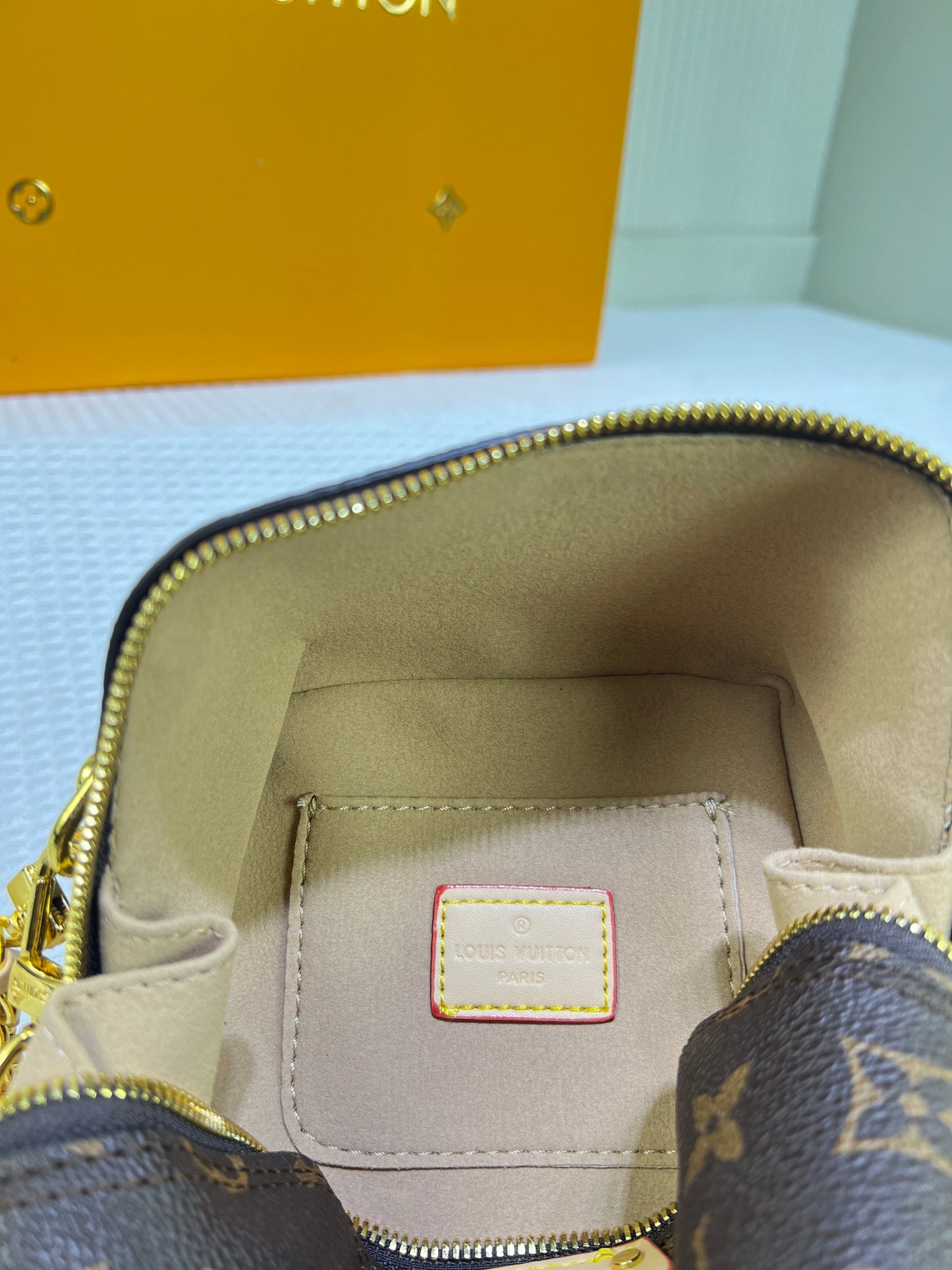 Louis Vuitton 春夏コレクションの Just In Case ハンドバッグ