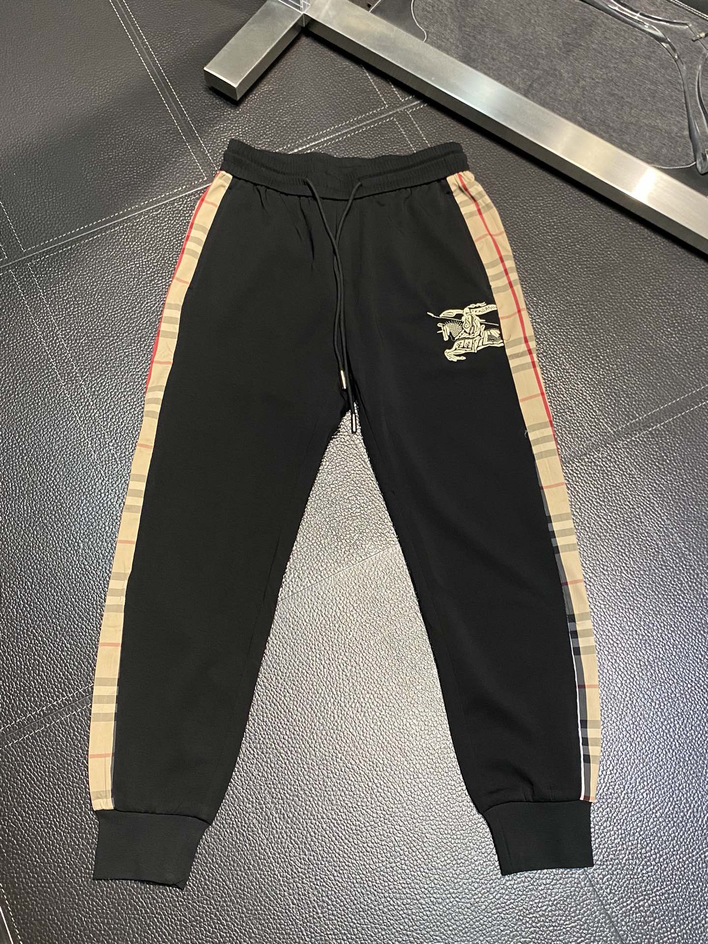 【Burberry 公式 旗艦店】カジュアルパンツ、レギンス