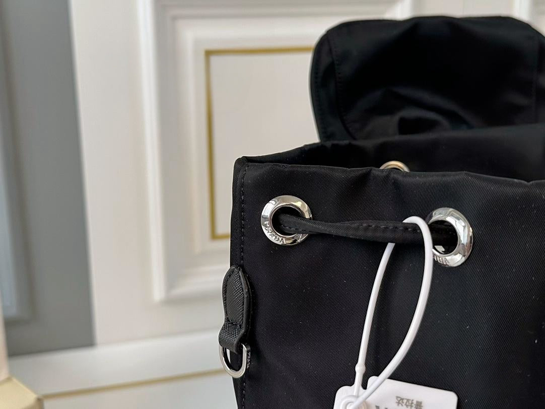 【PRADA 公式 旗艦店】プラダ リュックサック当日出荷 好評に付き再入荷！30*33CM 240719