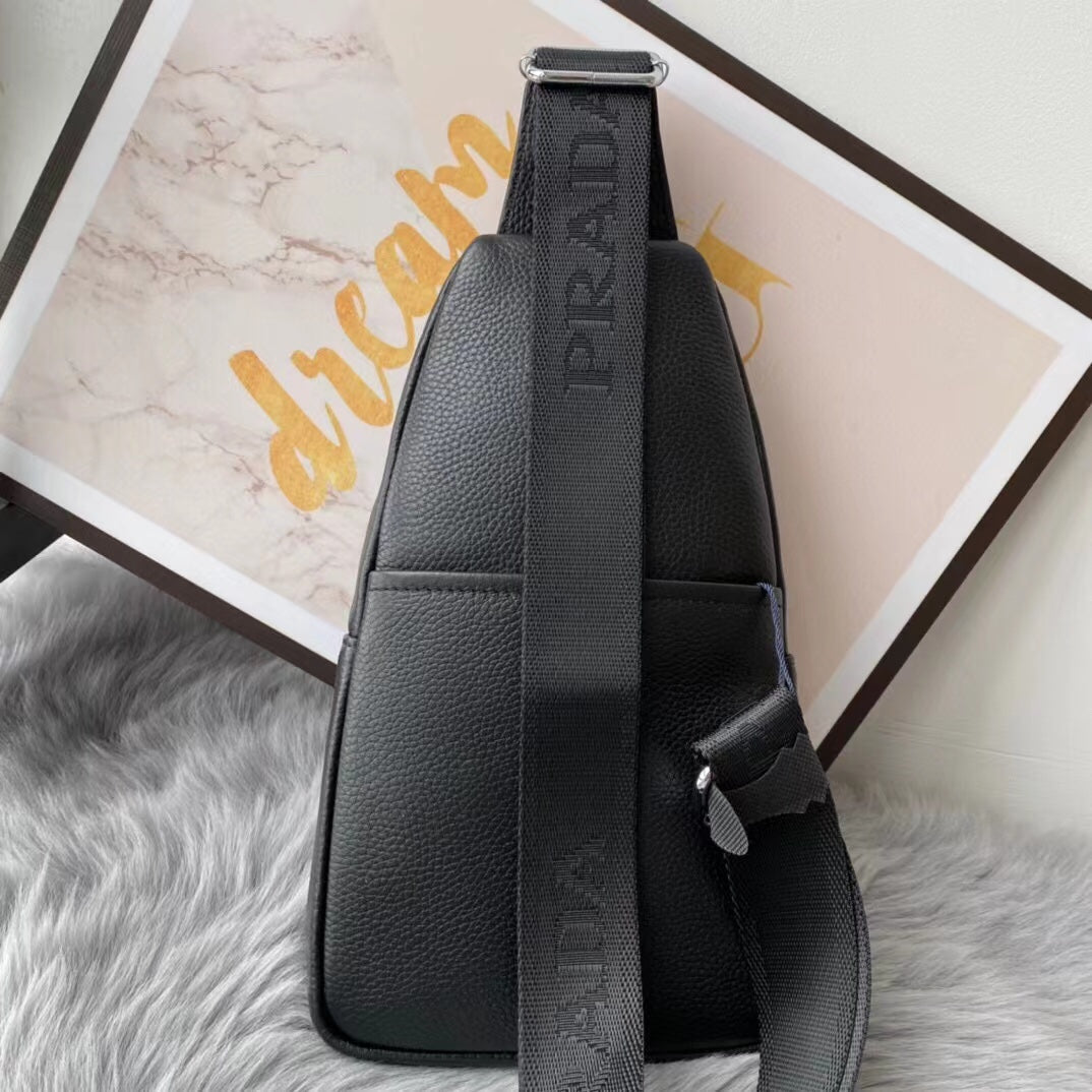 【PRADA 公式 旗艦店】プラダ 胸ポケット当日出荷 好評に付き再入荷！32*18*6CM