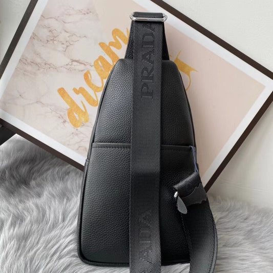 【PRADA 公式 旗艦店】プラダ 胸ポケット当日出荷 好評に付き再入荷！32*18*6CM